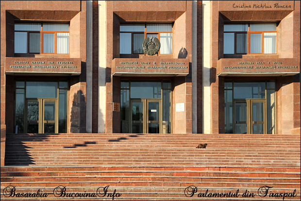 Intrarea in Parlamentul din Tiraspol, Transnistria. CRISTINA NIC