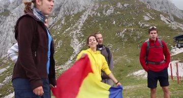 Sublim patriotism al tinerilor slovaci cu tricolor românesc pe culmile munților Tatra. HAI ROMÂNIA! Dedicație R.B.N. Press către toți românii, de ziua meciului cu Ungaria