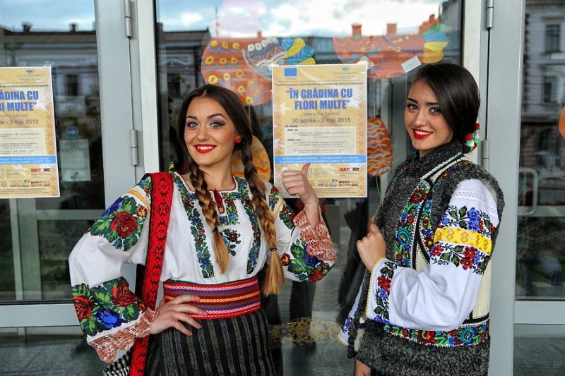 Tinere românce din regiunea Cernăuți, mândre de portul popular românesc, participante la Festivalul Concurs Internațional „În grădina cu flori multe”