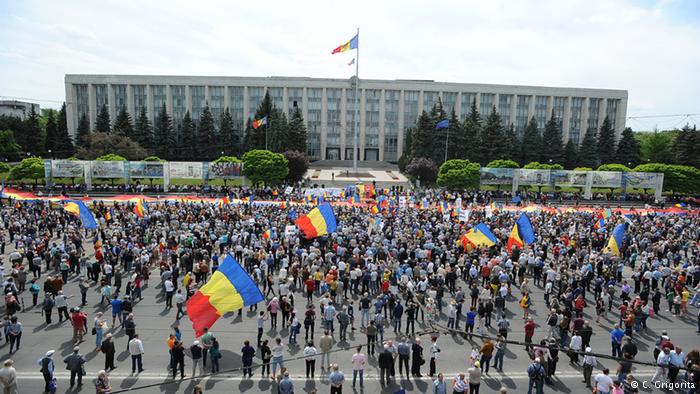 Foto/Video Chșinău: Peste 25 de mii de români basarabeni a cerut unirea cu România și au intonat „Deșteaptă-te române” în fața ambasadei Rusiei