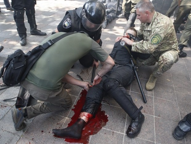 Foto/Video – Maidan versiunea 2.0 ? La Kiev, 100 de răniți și un mort în urma unor noi demonstrații și ciocniri între forțele de ordine și membrii ai uni partid naționalist