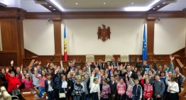 Tinerii din Orhei aflați în vizită la Parlamentul R. Moldova, au votat cu entuziasm, în mod simbolic, Unirea cu România, asemeni deputaților Sfatului Țării din 1918