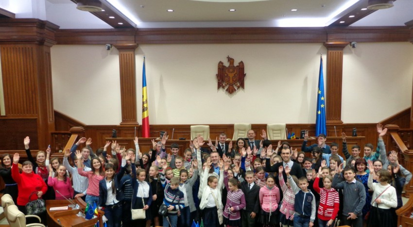 Tinerii din Orhei aflați în vizită la Parlamentul R. Moldova, au votat cu entuziasm, în mod simbolic, Unirea cu România, asemeni deputaților Sfatului Țării din 1918