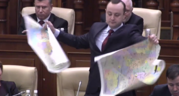 Video: Gest extrem antiromânesc! Harta României Mari ruptă în Parlamentul R. Moldova de antiromânul Vlad Bătrîncea – deputat socialist