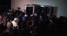 Live! Breaking News! Parlamentul R. Moldova luat cu asalt de demonstranți!