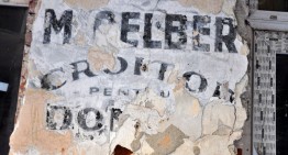 Istoria strigă de sub tencuială. O inscripție veche românească a ieșit la iveală de sub fațada unei clădiri din Cernăuți