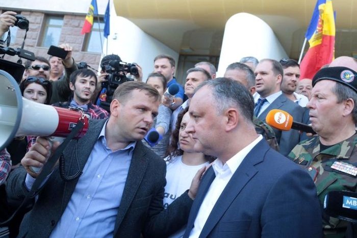 Liderii protestelor din centrul Chișinăului s-au făcut de râs într-o emisiune în direct la TV Moldova 1