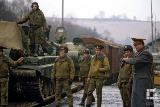 Militari sovietici deplasează tehnica de luptă (1989)