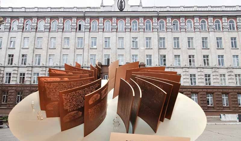 Scandalos! Monumentul Limbii Române destinat centrului Chișinăului se va instala într-o gradină