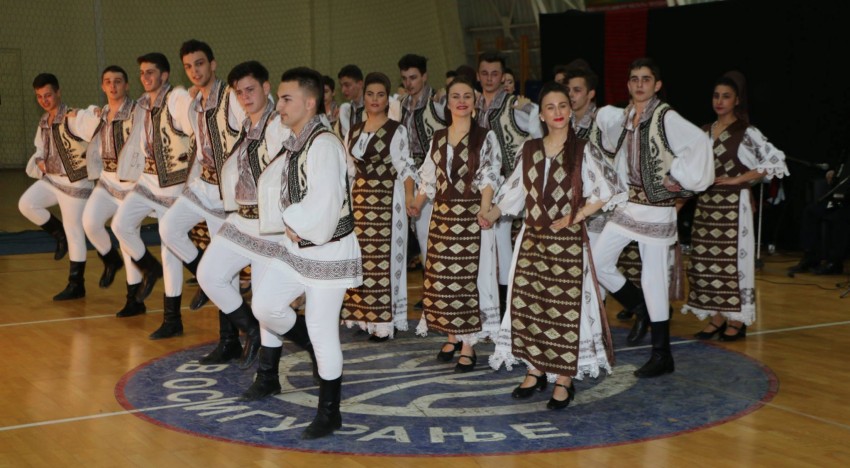 Anotimpul renașterii și al purificării prin muzică și dansuri populare la românii din Voivodina (Serbia). Își păstrează cu sfințenie identitatea și tradițiile.