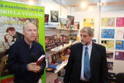 Foto-Video: BookFest 2016 București. Lansarea unei noi ediții a volumului „ÎNGÂNDURĂRI”- Dicționar de aforisme, al autorului NIcolae Petrescu Redi