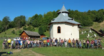 (FOTO) „CU CREDINȚA TRECI ȘI MUNȚII” …tineri români pe bicicletă la Mănăstirea Tarcău, cu prilejul sărbătorii religioase „Schimbarea la față”