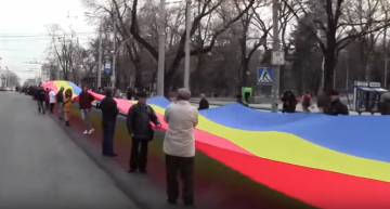 Video: De Ziua României, pe străzile din Chișinău a fost întins un tricolor imens la care s-a lucrat timp de două luni