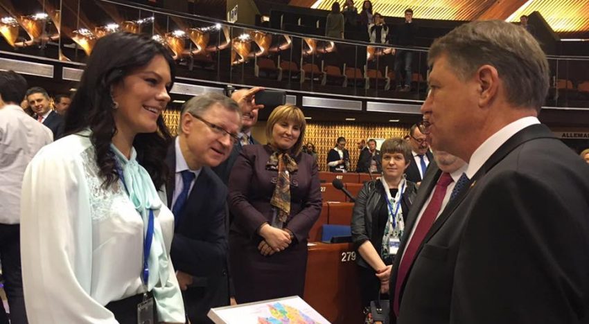 Surpriză la Consiliul Europei! Klaus Iohannis a primit, miercuri, la Strasbourg, harta României Mari!