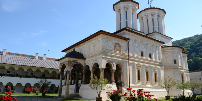 Cultură și civilizație românească la Mănăstirea Horezu, pentru tinerii români din Cernăuți–Ucraina