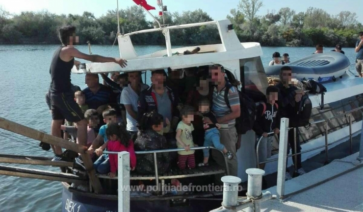 VIDEO: O barcă plină cu refugiați a ajuns pe plaja de la 2 Mai
