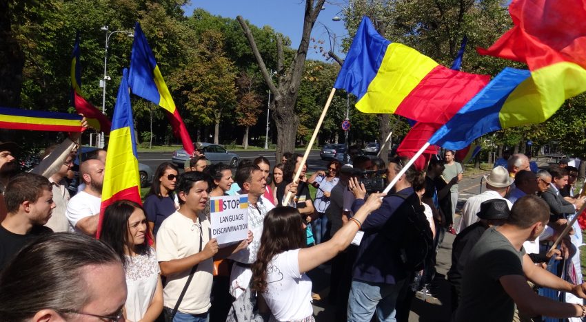 Foto-Video: Protest la Ambasada Ucrainei. Salvați școlile românești din Ucraina! Români sunt solidari cu cei 500 000 de conaționali, în fața ambasadei Ucrainei din București