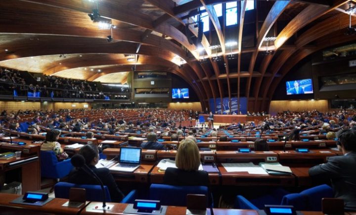Șapte state se retrag de la sesiunea APCE în semn de protest față de revenirea Rusiei. Reacție dură a marele maestru al șahului Garry Kasparov, pentru votul pro Putin în APCE