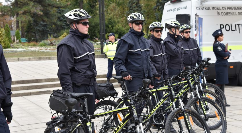 La Chișinău a fost lansat serviciul de patrulare al poliției pe biciclete