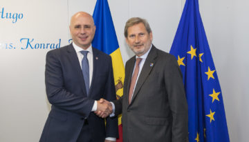 Foto / Pavel Filip și Comisarul Johannes Hahn: Modernizarea țării și implementarea agendei de asociere sunt proiecțiunile strategice pentru Republica Moldova