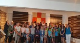 Ministrul Natalia-Elena Intotero i-a însoțit pe copiii din tabăra ARC de la Căprioara în vizită la un muzeu unic în estul Europei