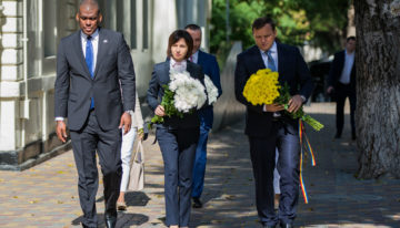 Foto / Prim-ministrul Republicii Moldova – Maia Sandu a depus flori în memoria victimelor atentatelor teroriste din 11 septembrie 2001