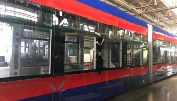 Oradea se înoiește cu tramvaie moderne românești, de ultimă generație, „refuzate” de Primăria București pentru cele turcești