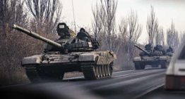 Coloană de tancuri și alte vehicule militare neinscripționate pe străzile din Donețk. Personalul diplomatic australian a fost trimis în România și în estul Poloniei.