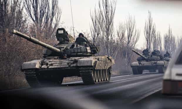 Coloană de tancuri și alte vehicule militare neinscripționate pe străzile din Donețk. Personalul diplomatic australian a fost trimis în România și în estul Poloniei.