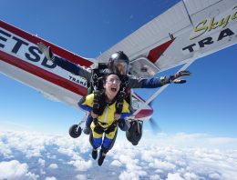 Prima școală privată de parașutism din Transilvania, Skydive Transilvania își deschide cursurile pentru publicul larg